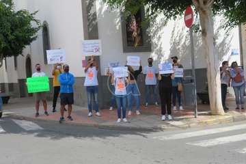 Los extrabajadores del Paco Artiles llevan su protesta a El Calero/TA/Antonio Alí.